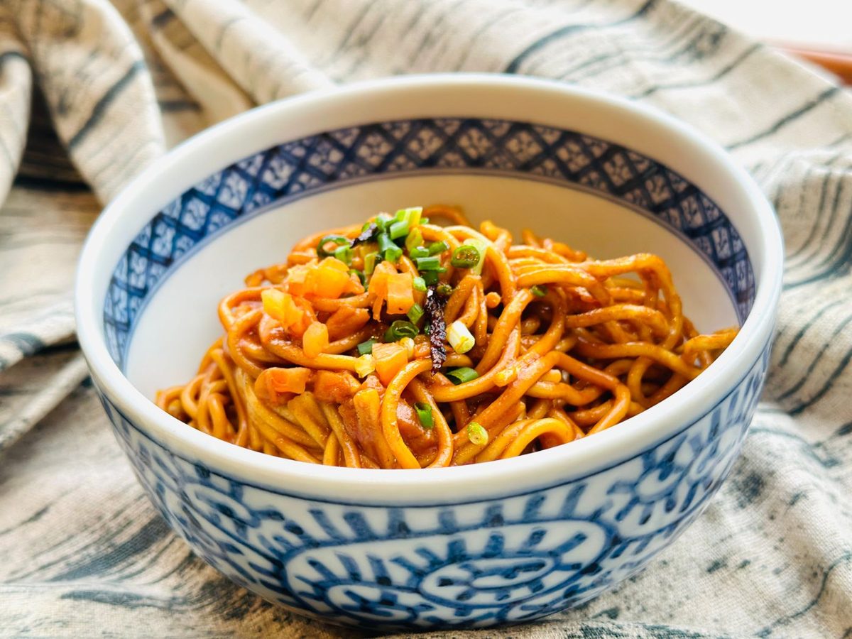 Veg hakka noodles in a patterned bowl